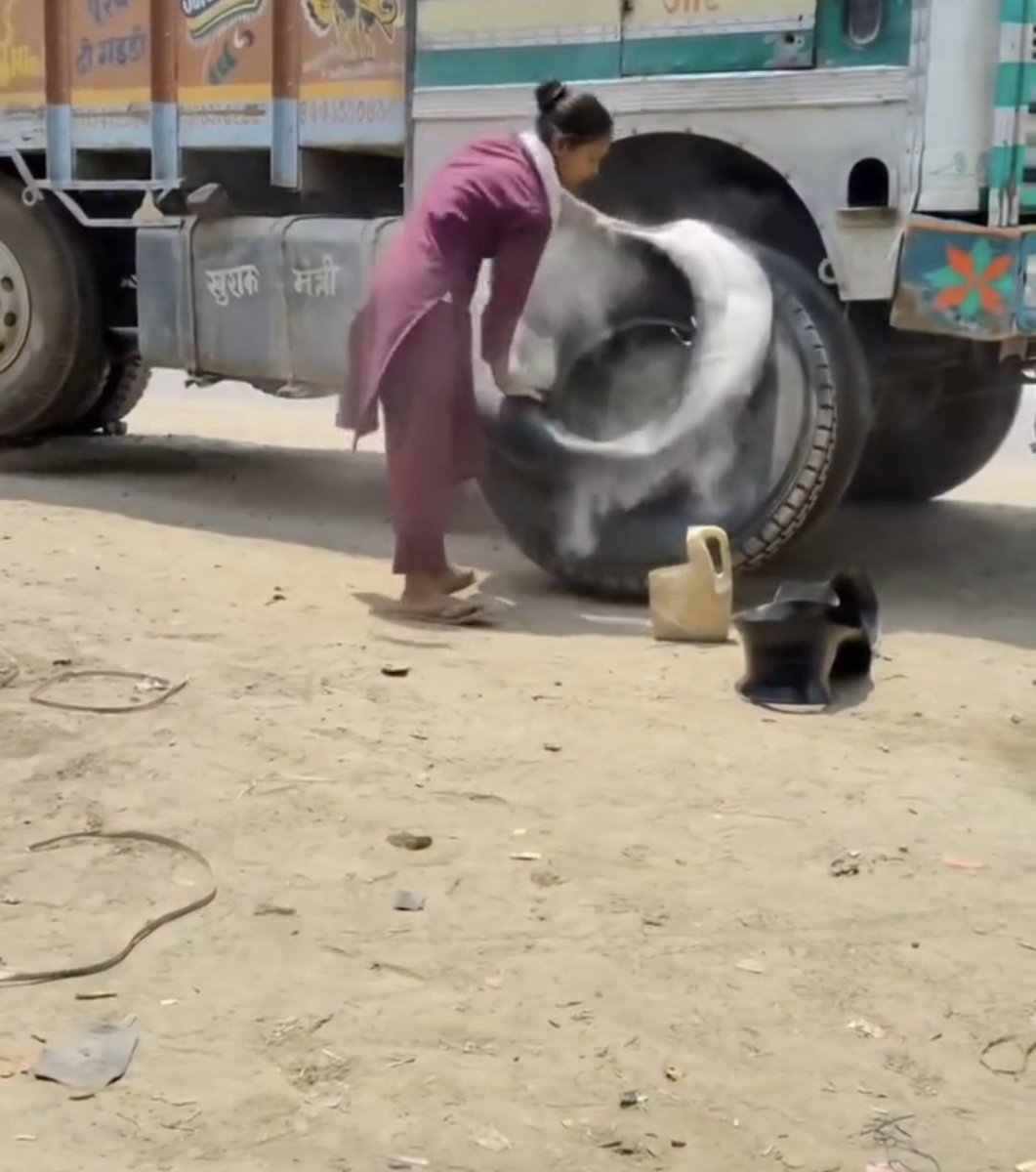 यह शाजिया हैं।
घर के हालात खराब हुए, तो कमाने की जिम्मेदारी लिया और ट्रक,  बस सभी प्रकार के वाहनों के टायर की मरम्मत करना शुरू कर दिया।
भारी से भारी टायर को शाजिया ऐसे उठाती हैं जैसे कोई हल्का समान हो।
इस मेहनतकश बेटी को दुआएं दीजिये