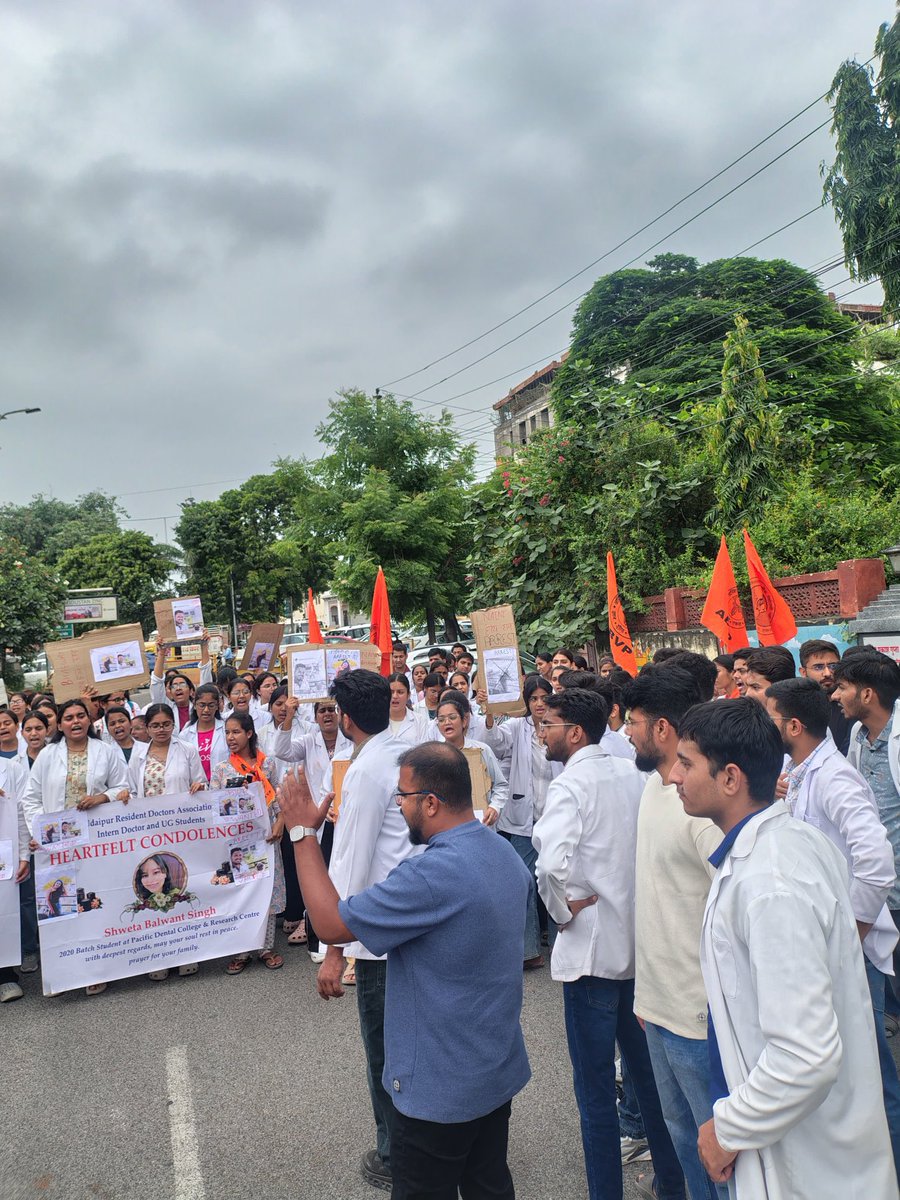 Dr_Vinod_Bagra's tweet photo. BDS छात्रा श्वेता ने कॉलेज प्रशासन के उत्पीड़न से तंग आकर आत्महत्या कर ली,सुसाइड नोट में भगवत सिंह और नैनी जैन का नाम साफ लिखा है, फिर भी FIR में नाम जानबूझकर गलत दर्ज किए गए!
- उच्च स्तरीय जांच कमेटी से निष्पक्ष जांच 
-दोषियों की गिरफ्तारी जल्द से जल्द
-@Dr_Vinod_Bagra

@RajCMO https://t.co/AJhY0hh0Ug