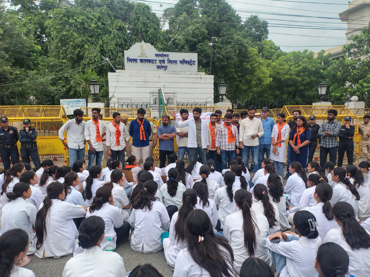 BDS छात्रा श्वेता ने कॉलेज प्रशासन के उत्पीड़न से तंग आकर आत्महत्या कर ली,सुसाइड नोट में भगवत सिंह और नैनी जैन का नाम साफ लिखा है, फिर भी FIR में नाम जानबूझकर गलत दर्ज किए गए!
- उच्च स्तरीय जांच कमेटी से निष्पक्ष जांच 
-दोषियों की गिरफ्तारी जल्द से जल्द
-<a href="/Dr_Vinod_Bagra/">Dr Vinod Sharma Bagda ( बागड़ा ब्रांड )</a>

<a href="/RajCMO/">CMO Rajasthan</a>