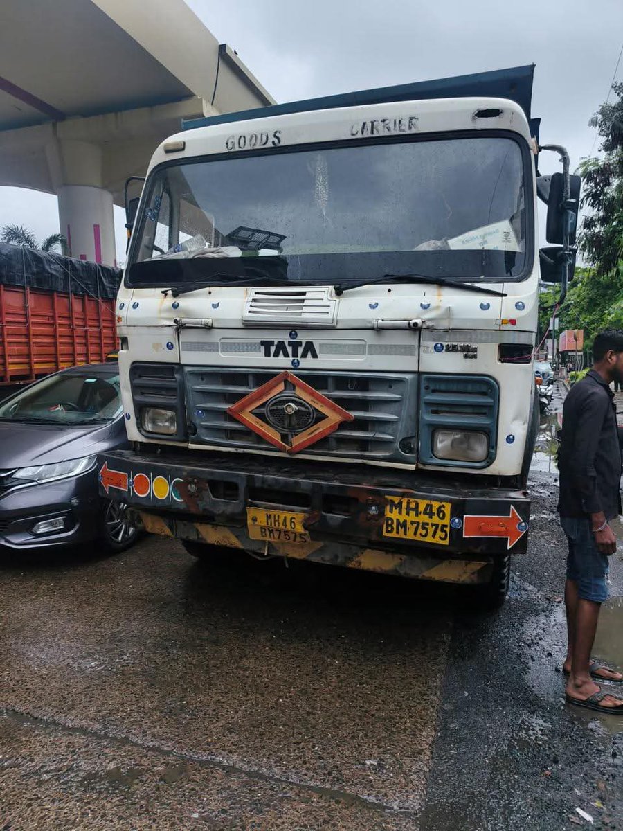 mypowai's tweet photo. Courtesy: @MyInfo47054657 A pothole on the Jogeshwari-Vikhroli Link Road near Powai has claimed the life of a two-wheeler rider. Lalu Gangaram Kamble was traveling on an Activa scooter from Andheri towards Vikhroli. Near Powai, a pothole on the road was filled with water. Unable to gauge the depth of the pothole, his two-wheeler hit it, causing him to fall onto the road. A dumper truck coming from behind ran over him, leading to his death on the spot. Powai police have arrested the dumper driver in connection with the incident. However, the fact that yet another Mumbaikar has lost his life due to potholes has sparked public outrage. Will @mybmc be held responsible? Shouldn’t the Ward officer of @mybmcWardS be held responsible? @PowaiPS @Dev_Fadnavis @CMOMaharashtra @OfficeofUT @RajThackeray @Mumbaikhabar9 @mashrujeet @republic @TimesNow @jameelsjam @ChandivaliCCWA @richapintoi @Sanjjeev