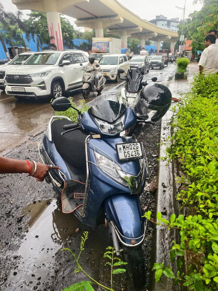 mypowai's tweet photo. Courtesy: @MyInfo47054657 A pothole on the Jogeshwari-Vikhroli Link Road near Powai has claimed the life of a two-wheeler rider. Lalu Gangaram Kamble was traveling on an Activa scooter from Andheri towards Vikhroli. Near Powai, a pothole on the road was filled with water. Unable to gauge the depth of the pothole, his two-wheeler hit it, causing him to fall onto the road. A dumper truck coming from behind ran over him, leading to his death on the spot. Powai police have arrested the dumper driver in connection with the incident. However, the fact that yet another Mumbaikar has lost his life due to potholes has sparked public outrage. Will @mybmc be held responsible? Shouldn’t the Ward officer of @mybmcWardS be held responsible? @PowaiPS @Dev_Fadnavis @CMOMaharashtra @OfficeofUT @RajThackeray @Mumbaikhabar9 @mashrujeet @republic @TimesNow @jameelsjam @ChandivaliCCWA @richapintoi @Sanjjeev