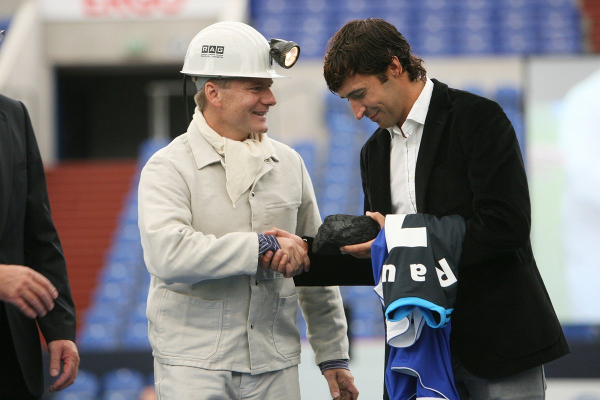 UEFAcom_de's tweet image. #OnThisDay in 2⃣0⃣1⃣0⃣

✍️ @RaulGonzalez ➡️ #S04 🔵⚪⚒