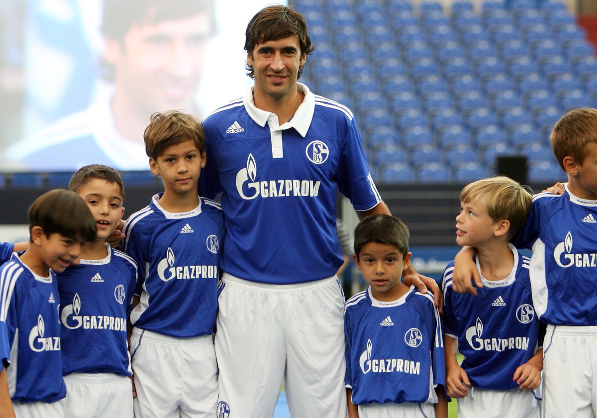 UEFAcom_de's tweet image. #OnThisDay in 2⃣0⃣1⃣0⃣

✍️ @RaulGonzalez ➡️ #S04 🔵⚪⚒