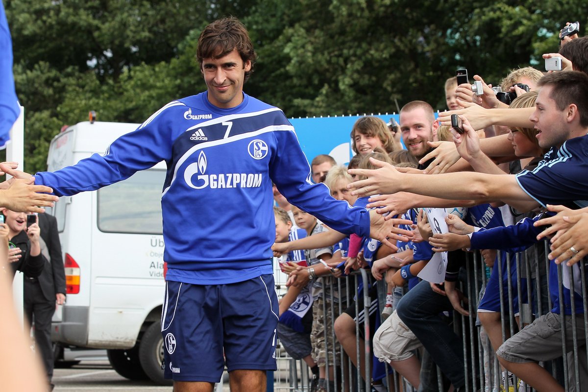 UEFAcom_de's tweet image. #OnThisDay in 2⃣0⃣1⃣0⃣

✍️ @RaulGonzalez ➡️ #S04 🔵⚪⚒