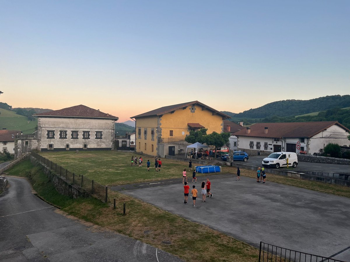 ☀️ 2025eko udalekuak amaitu dira!

👣 Lagunak ezagutu, olgetan egin, irteera ederrez gozatu, Euskal Herriko herri eta txokoak ezagutu, igerilekuan freskatu... aurten ere denetik egin dute udalekuetan, eta hori guztia euskaraz!

♥️ Eskerrik asko!