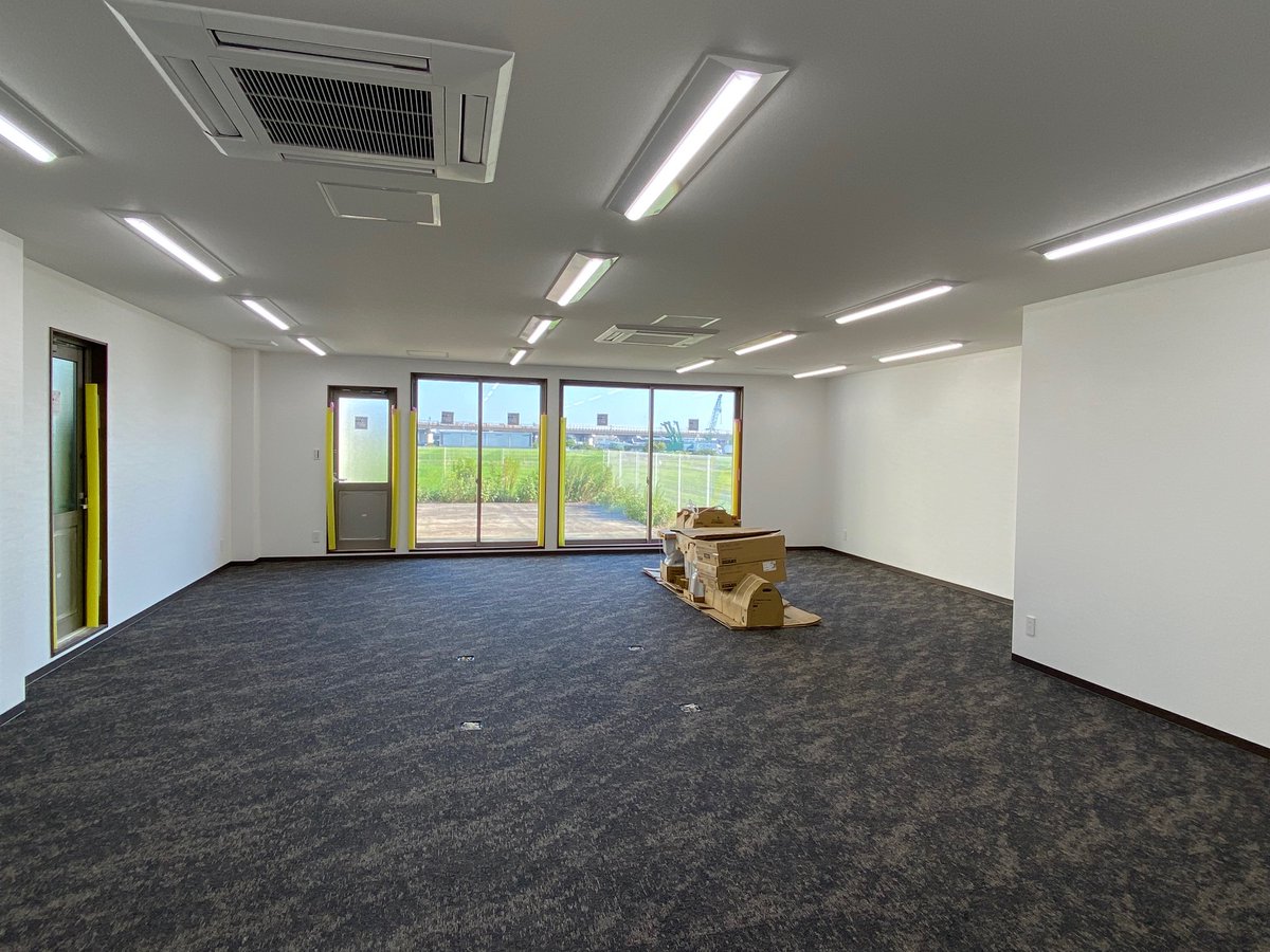 ビッグウェーブ新会議室、完成まであと少し🐳✨
壁紙・床材が仕上がり、エアコンもトイレもピカピカの新品が設置されました！
快適な空間で、より良い打ち合わせや研修ができそうです😊
完成後の様子もまたお届けしますので、お楽しみに！