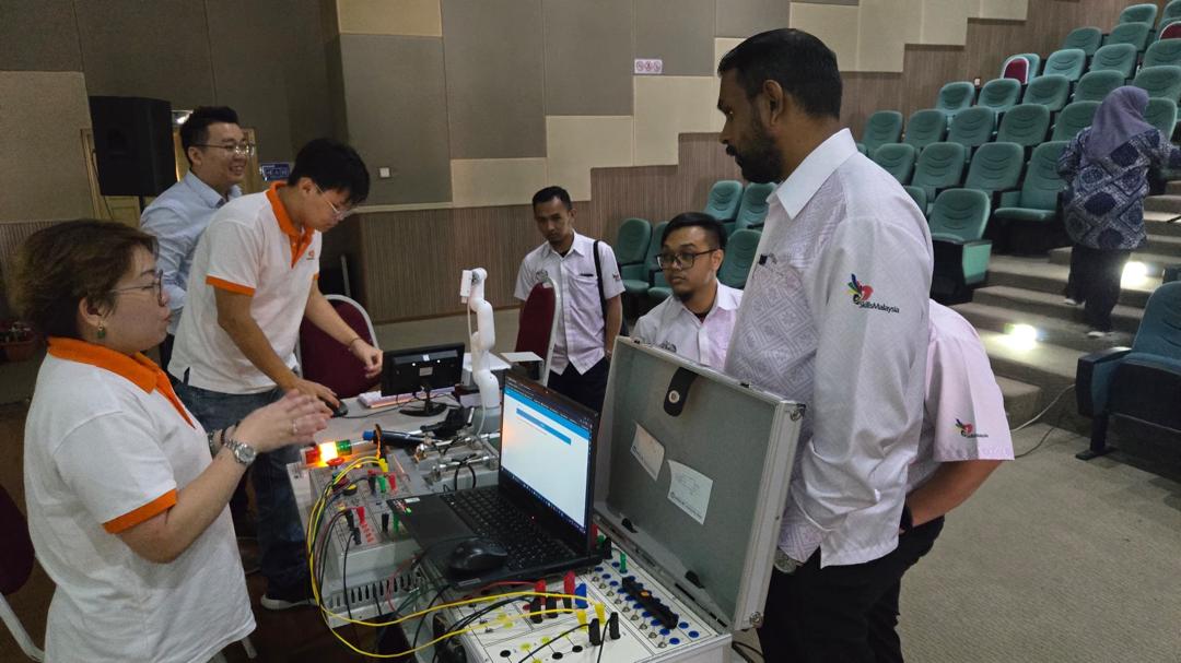 CobotMy's tweet image. 🎉At #Malaysia’s #TVET Open Day this month, one of our clients showcased an impressive visual recognition project using our 6 DOF #robotarm #myCobot280!🤖We’re thrilled to see our #cobots being used in real-world #education innovation👉bit.ly/3rHHUKg #STEM #robotics