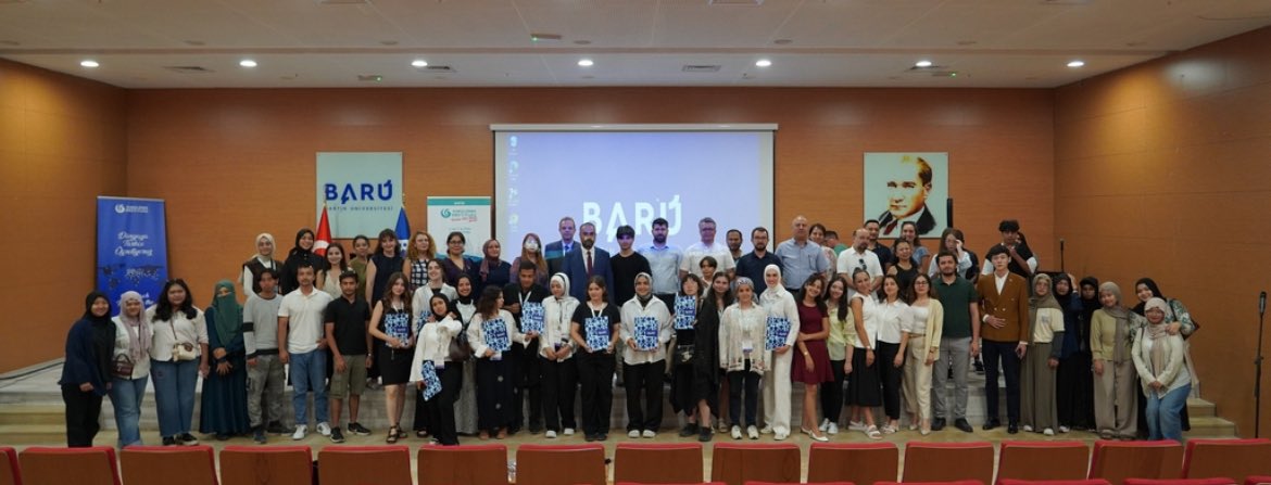 Bartın Üniversitesinde (BARÜ) Yunus Emre Enstitüsü (YEE) iş birliğiyle 10 farklı ülkeden uluslararası öğrencileri Bartın’da bir araya getirerek kültürel etkileşim sağlayan “Türkçe Yaz Okulu” başarıyla tamamlandı.

<a href="/yeeorgtr/">Yunus Emre Enstitüsü</a> <a href="/profdraakkaya/">Prof. Dr. Ahmet AKKAYA</a> 

🔗 bartin.edu.tr/haberler/barud…