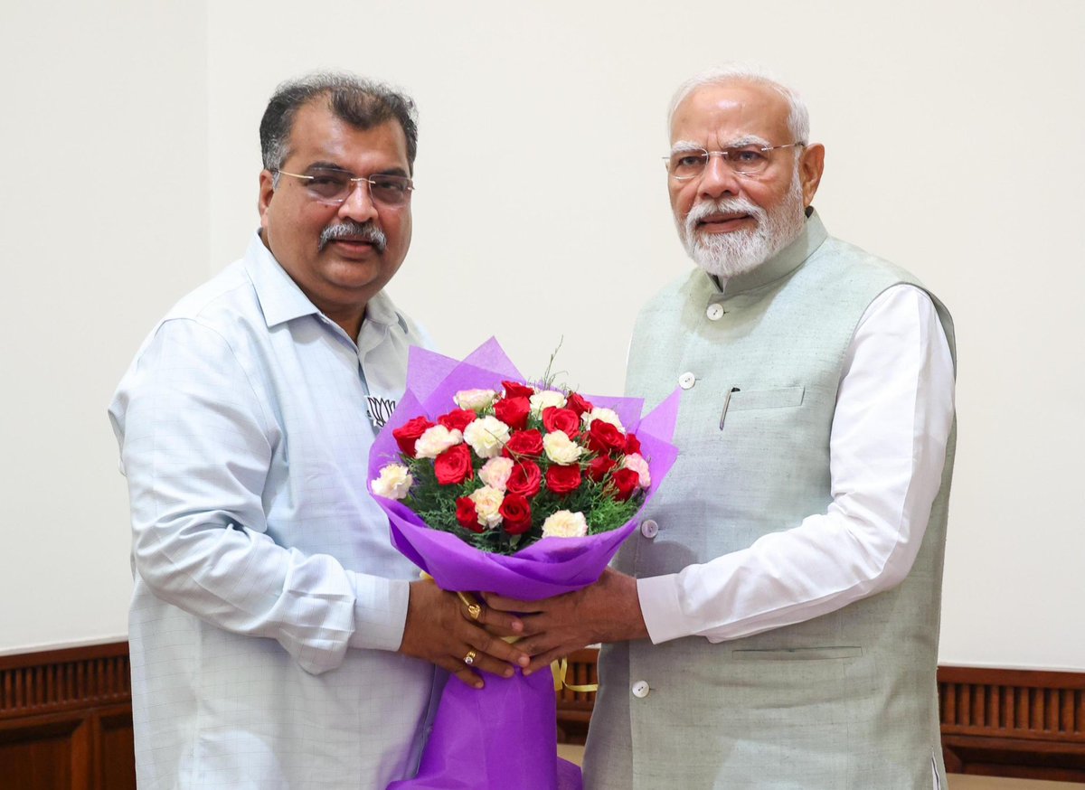 RaviDadaChavan's tweet photo. विकासपुरुष, राष्ट्रसेवक आदरणीय पंतप्रधान नरेंद्र मोदीजी यांची नवी दिल्ली येथे सदिच्छा भेट घेतली. भाजपा महाराष्ट्र प्रदेशाध्यक्ष पदाची जबाबदारी स्वीकारल्यानंतर पहिल्यांदाच झालेली ही सदिच्छा भेट दिशादर्शक आणि प्रेरणादायी ठरली. 

जानेवारी ते जून २०२५ या कालावधीत भाजपा महाराष्ट्र प्रदेश कार्यकारी अध्यक्ष म्हणून केलेल्या पक्षकार्याचा अहवाल यावेळी आदरणीय @narendramodi जी यांच्या हाती सुपूर्द केला. तसेच आगामी काळात महाराष्ट्रातील पक्ष संघटनेला बळकटी देण्यासंदर्भात आदरणीय मोदीजींकडून मार्गदर्शन लाभले. 
 
Had the honour of meeting Hon. PM Shri Narendra Modiji during a courtesy visit in New Delhi. This marked my first meeting with him after taking charge as the President of BJP Maharashtra Pradesh, and it proved to be both inspiring and direction-setting.

On this occasion, I presented a detailed report of the party work carried out during my tenure as Working President of BJP Maharashtra Pradesh from January to June 2025. I received valuable and insightful guidance from Hon. Modiji, on the future strategies to strengthen the party organization in Maharashtra. 

#NarendraModi #PMModi #BJP4India #BJP4Maharashtra #RavindraChavan4BJP
