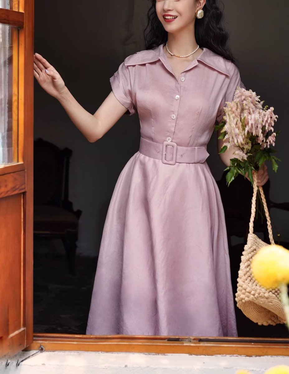ManusxMachina's tweet image. 薄紅の鴇色ヘップバーンワンピース 
manus-machina.com/collections/ne… 
1960年代の映画のヒロインみたいに演出してくれる。ふわりと風をはらむ軽やかなシルエット。大きめの襟と艶やかなボタンがクラシックな表情を演出し、ワイドベルトがウエストを引き締めてくれる。動くたびに優雅な余韻を残します。