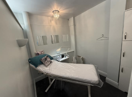 Looking for a location to set up your #nail bar/#beauty business?
See: 481 Glossop Road, #Broomhill.
Comprises 273 sq ft: current lay out = 3 treatment rooms, but could be reconfigured to suit #office, #retail, #clinic/#therapy or #F&amp;B# space.
See: ow.ly/yOY650WltNM