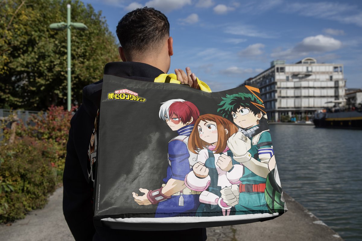 Les shopping bags MHA sont dispos et sont plus écolos qu'All Might 🤭

🎒Assez spacieux pour emporter tout ce qu’il te faut
♻️ 100 % recyclé &amp; recyclable
💪 Solide, réutilisable, prêt pour le quotidien… ou pour affronter la ligue des vilains du shopping 😈