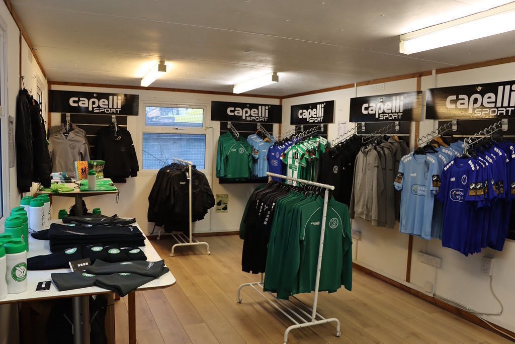 BrayWanderers's tweet image. 𝐂𝐥𝐮𝐛 𝐒𝐡𝐨𝐩 𝐨𝐩𝐞𝐧𝐢𝐧𝐠 𝐡𝐨𝐮𝐫𝐬

🎟️ The club shop at the Carlisle Grounds will be open today from 10.00am to 4.00pm

𝐅𝐢𝐫𝐬𝐭 𝐭𝐞𝐚𝐦 𝐣𝐞𝐫𝐬𝐞𝐲𝐬 

There are limited quantities in away jerseys in stock. We have sold out of home jerseys.

A new range of hoodies…