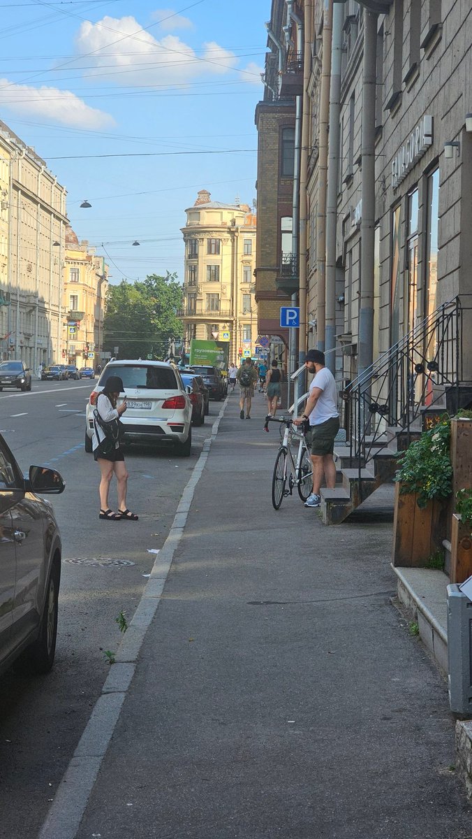 Мужик-велосипедист — горе в семье, девочки.