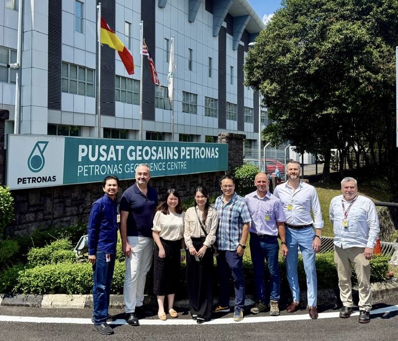 SeascapeEnergy's tweet image. A geology-focused day for the Seascape team!
With subsurface development work underway, the team reviewed ~140m of physical rock core in KL today from the Temabakau-2 well demonstrating the fantastic mid-Miocene Tembakau reservoir quality.