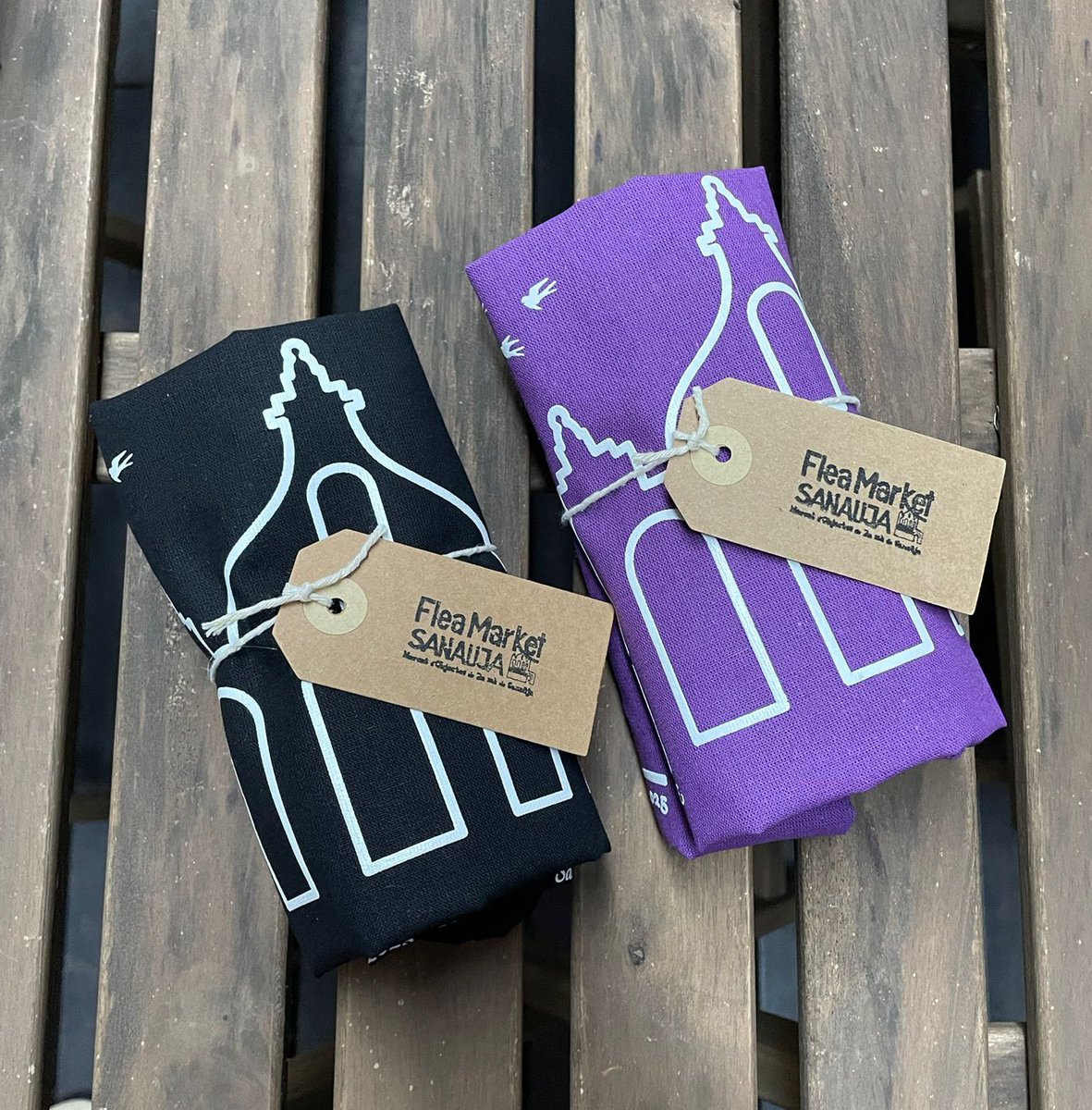 La icònica bossa del #FleaMarketSanauja 2025 ja està a la venda! Reserva la teva bossa edició súper limitada en lila 🟣 o negre ⚫️ enviant-nos un missatge privat. Vine a Sanaüja dissabte 9 d’agost i omple-la de sostenibilitat!! Preu pre-venda: €5 #FMS25 #Sanaüja #fires