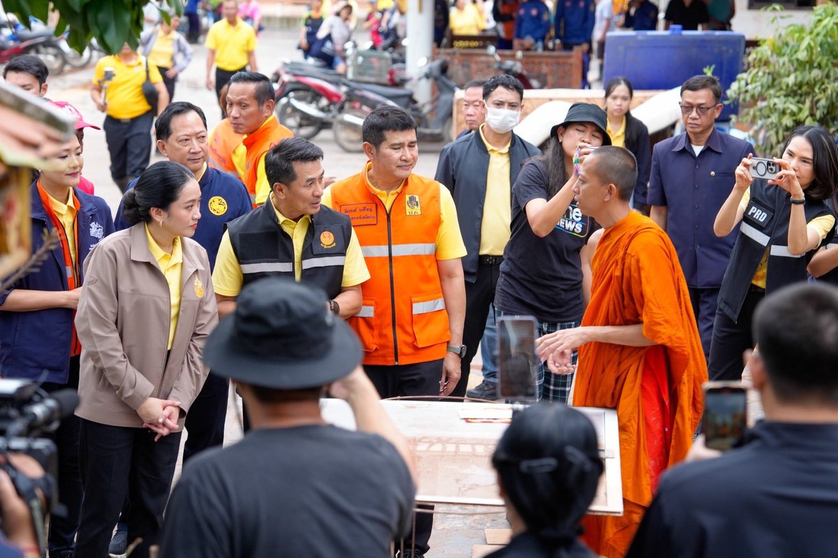 Pheuthaibangkok's tweet image. นายกฯ แพทองธาร พร้อม มท.2 ลงพื้นที่น่านให้กำลังใจห่วงใยผู้ประสบภัยพายุวิภา ขณะกรมศิลป์ตรวจ “ปู่ม่านย่าม่าน” พบไม่เสียหายโดยตรง เตรียมสำรวจ-อนุรักษ์ และจัดงบฯ บูรณะเร่งด่วน #แพทองธารชินวัตร #น่าน #น้ำท่วม
