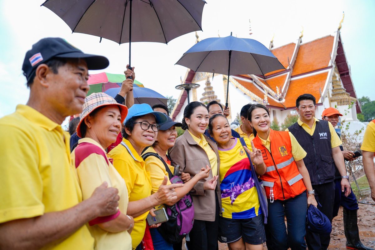 Pheuthaibangkok's tweet image. นายกฯ แพทองธาร พร้อม มท.2 ลงพื้นที่น่านให้กำลังใจห่วงใยผู้ประสบภัยพายุวิภา ขณะกรมศิลป์ตรวจ “ปู่ม่านย่าม่าน” พบไม่เสียหายโดยตรง เตรียมสำรวจ-อนุรักษ์ และจัดงบฯ บูรณะเร่งด่วน #แพทองธารชินวัตร #น่าน #น้ำท่วม