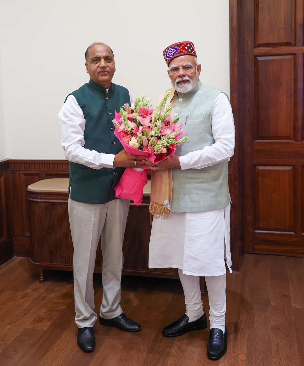 भारत के यशस्वी प्रधानमंत्री आदरणीय श्री नरेंद्र मोदी जी से मिलकर हिमाचल प्रदेश के आपदा प्रभावित क्षेत्रों में हुए नुकसान  के बारे में अवगत  करवाया।

आदरणीय प्रधानमंत्री <a href="/narendramodi/">Narendra Modi</a> जी  ने आपदा से हुए नुकसान के बारे में विस्तार से जानकारी ली और आपदा ग्रस्त क्षेत्रों में