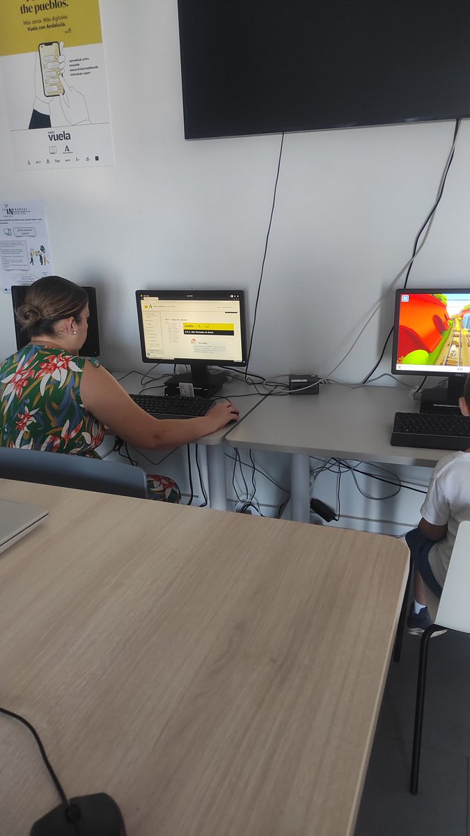 Madre e hijo en el punto vuela! Mama se está formando en competencias digitales y si peque está empezando a utilizar los equipos!! Los dos forman un gran EQUIPO @manuelDT
@puntosvuela #alpandeire #formaciononline #competenciasdigitales