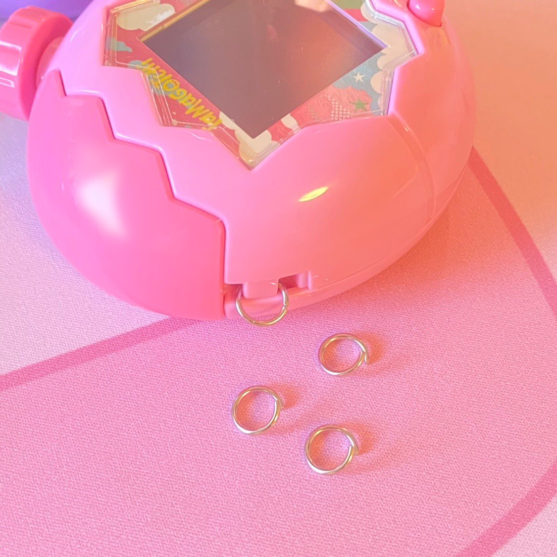 Tmgc_pome's tweet image. たまパラのストラップ部分に大きめの丸カン付けてみた!これでカニカン付いてるやつも直接付けれるし付け替えも簡単〜(ˆ꜆ . ̫ . ).ᐟ.ᐟ