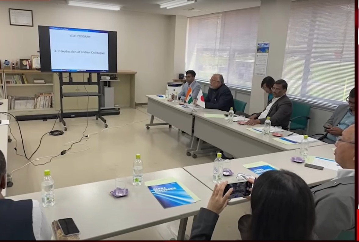 Amitabhthakur's tweet image. UP के @ChiefSecy_UP, मंत्री सुरेश खन्ना आदि के साथ विदेशों में UP सरकार की ऑफिशियल बैठकों में भाग ले रहे ये वेंकटरमण सुंदरेशन हैं, जिनपर UP CM, CS, Invest UP में बिना अधिकारिकता के प्रवेश/काम करने के आरोप हैं, जो उन्होंने स्वीकारा है.
कृ देखें
@UPGovt
@CMOfficeUP
@PMOIndia