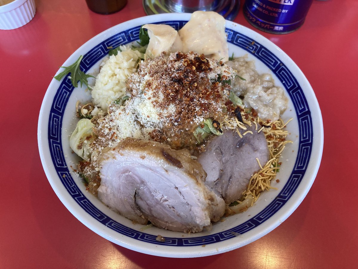 Xramensns's tweet photo. 恒例の！

『ジャンプ』

「冷やしまぜそば 並 全マシマシ豚 野菜マシ ドレッシング追加」

美味すぎ‼️

やっぱりドレッシングが神がかってる！

レンゲで直飲みにするとより分かる芳醇な旨味の雫

そこに他の具材が合わさることで最高にジャンクな仕上がりに

至高の一杯でした

ご馳走様です😋 https://t.co/SVft6krFNj