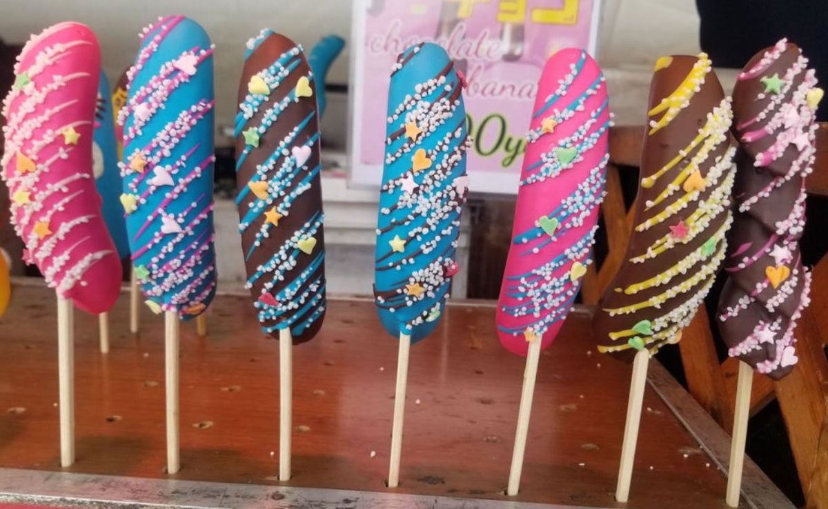 AdPcfesta's tweet image. 【絶品メニュー⑨】
★かわいいチョコバナナ
お祭りでは定番のチョコバナナですが、絶品のチョコバナナは一味違う!
ぞの場でひとつひとつ手作りで仕上げるかわいいチョコバナナは、その一つ一つが一点モノの作品のよう......。
他にはないここのチョコバナナはSNS映え間違いなし!
#神田明神絶品