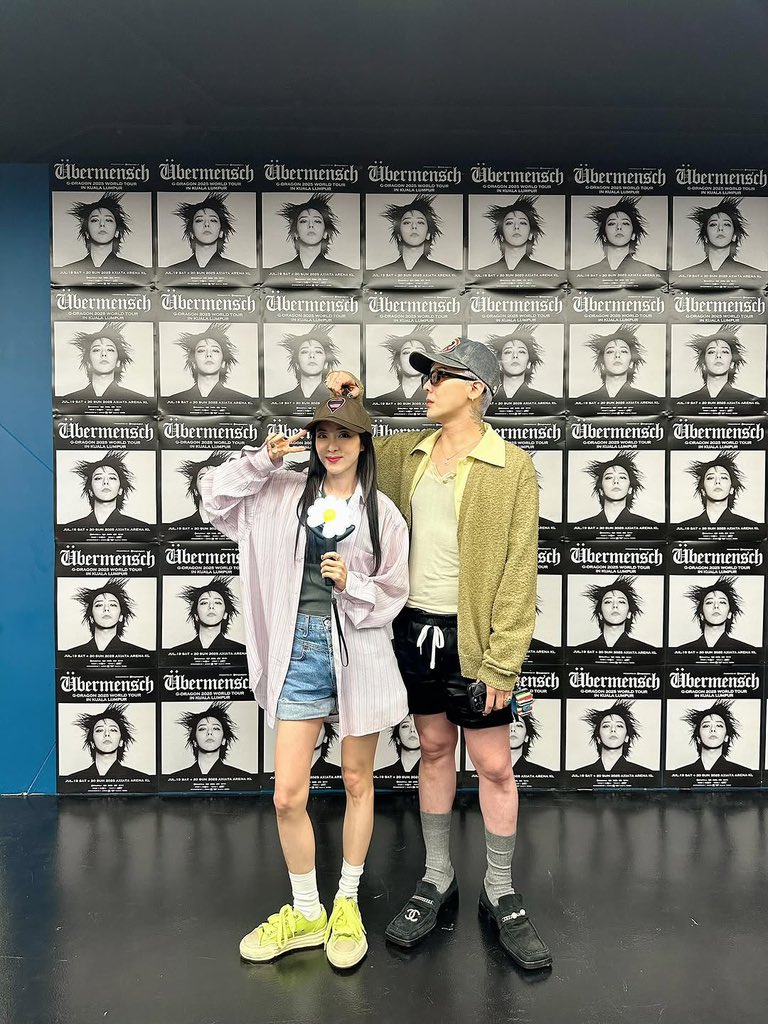 THE WAY SHE SMILES THE WAY THEY ARE STANDING NEXT TO EACH OTHER THE WAY HE PUTS HIS HAND ABOVE HER HEAD THE WAY HE LOOK AT HER AH PUTANGINA NIYO DARAGON PA RIN MGA ULOL