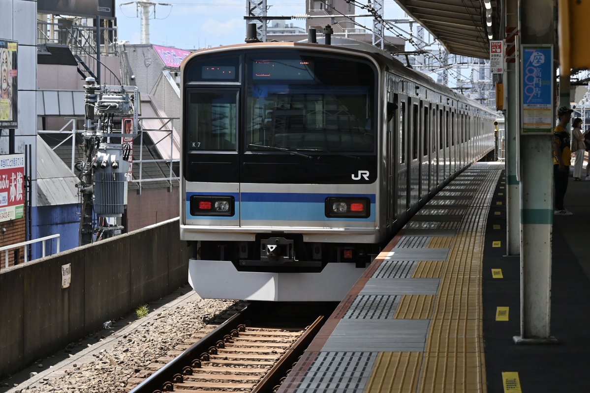 hatolier_camera's tweet image. 日常風景ながら異種であることは間違いない。無くなると惜しまれる筆頭格、東西線直通のE231系800番台。黒主体でワイド窓風なデザインが洗練されていて好きだ。