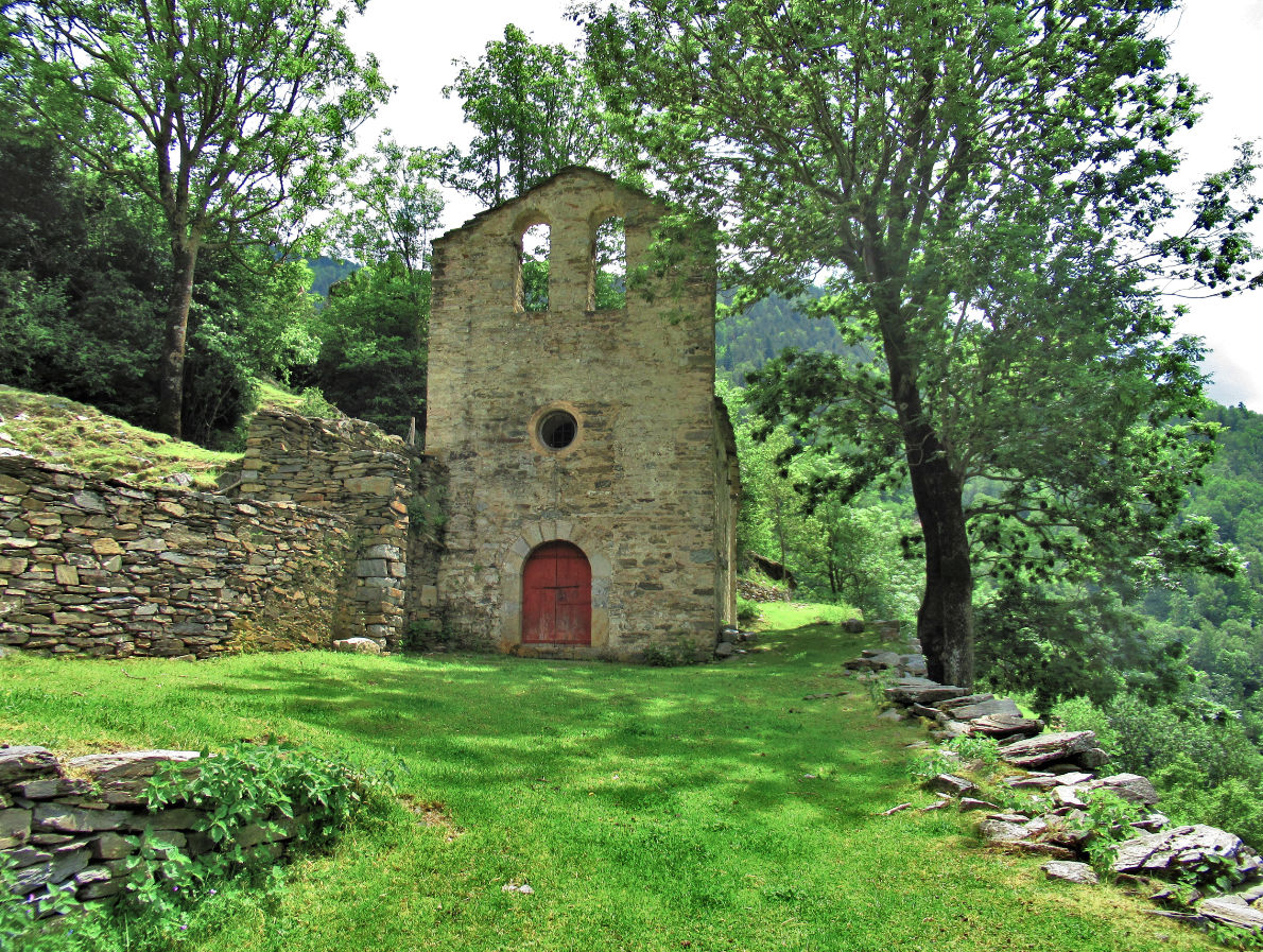 aop_org's tweet image. Santa Maria del Catllar
(o Nostra Senyora del Catllar) és una capella romànica d'una sola nau amb absis i volta de canó situada al municipi de Vilallonga de Ter (Ripollès), en un turó on hi hagué abans el castell del Catllar o «Castellario», del qual no se'n conserven restes, i…