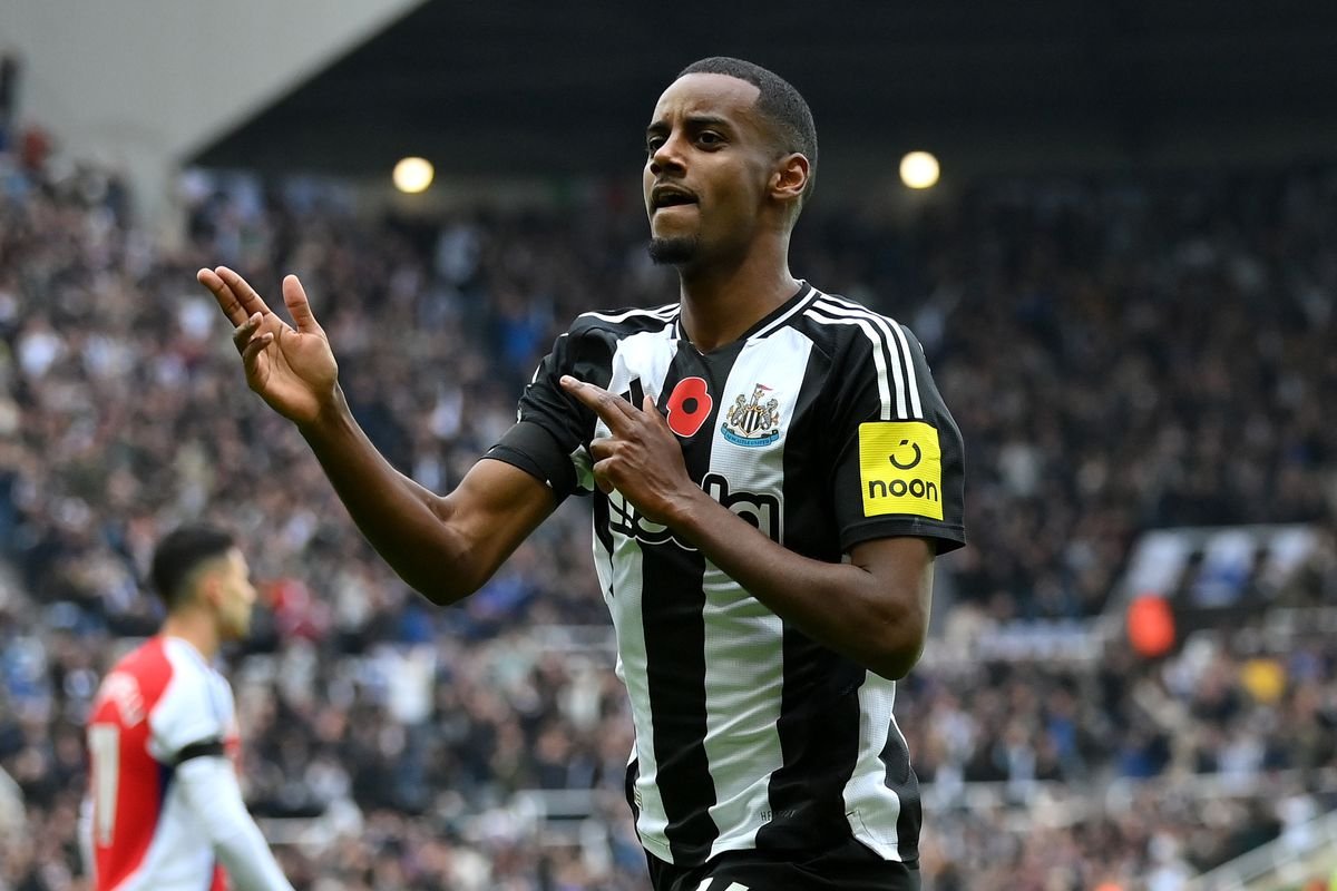 TransferNewsCen's tweet image. Liverpool are ready to bid for Newcastle United striker Alexander Isak once Luis Diaz's move to Bayern Munich t confirmed. (Fabrizio Romano)