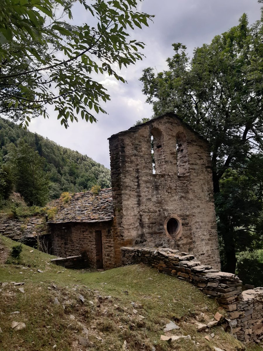 aop_org's tweet image. Santa Maria del Catllar
(o Nostra Senyora del Catllar) és una capella romànica d'una sola nau amb absis i volta de canó situada al municipi de Vilallonga de Ter (Ripollès), en un turó on hi hagué abans el castell del Catllar o «Castellario», del qual no se'n conserven restes, i…