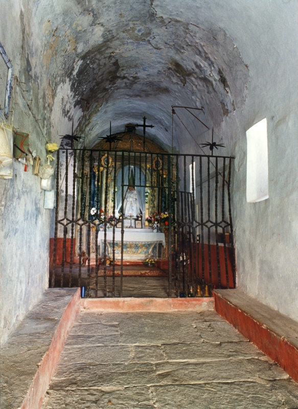 aop_org's tweet image. Santa Maria del Catllar
(o Nostra Senyora del Catllar) és una capella romànica d'una sola nau amb absis i volta de canó situada al municipi de Vilallonga de Ter (Ripollès), en un turó on hi hagué abans el castell del Catllar o «Castellario», del qual no se'n conserven restes, i…