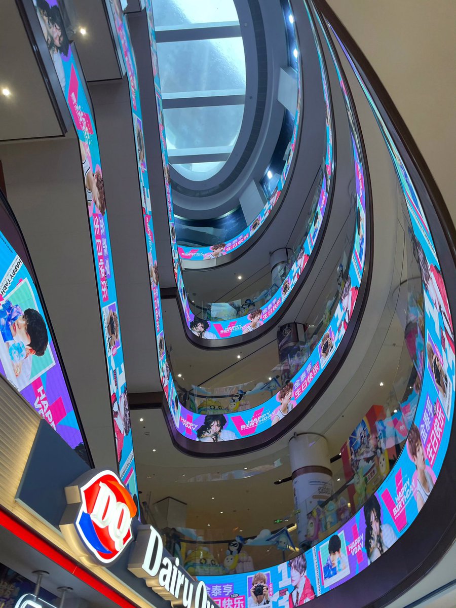 vantelom1's tweet image. taehyung pls go to china they totally deserve a visit from you and for you to film something there