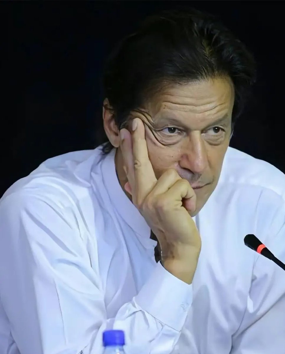 کاش اسے دیکھ پاؤں میں کبھی ایک نظر 
محض ایک نظر، فقط ایک نظر، بس ایک نظر

#عوام_نکلے_گی_تخت_الٹے_گا