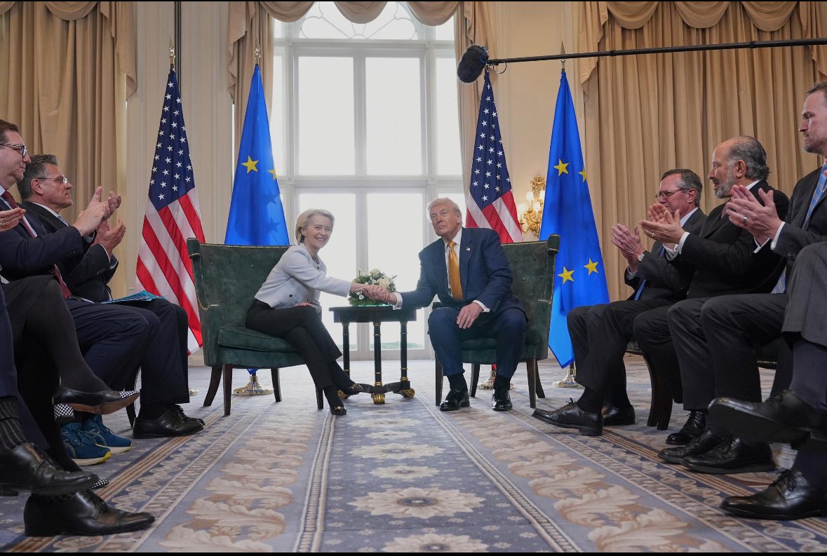 Je suis effaré de le prix de notre dépendance aux énergies fossiles. L’accord conclu hier implique l’achat de pétrole et de GNL aux USA pour… 750 milliards $. Ça veut dire que la politique énergétique européenne se décide à Washington. C’est désespérant.