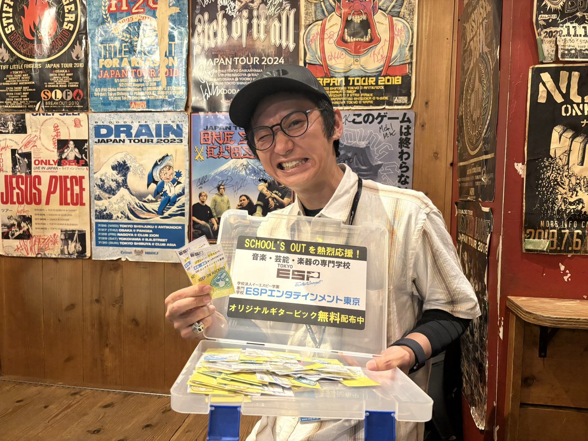 schoolsout_jp's tweet image. 本日の新宿予選も専門学校ESPエンタテイメント東京 ギタークラフト科さま(@esp_guitarcraft)よりご来場の皆様にスペシャルプレゼントを配布中🎁
ぜひチェックしてくれよな!!
#スクールズアウト
#schoolsout