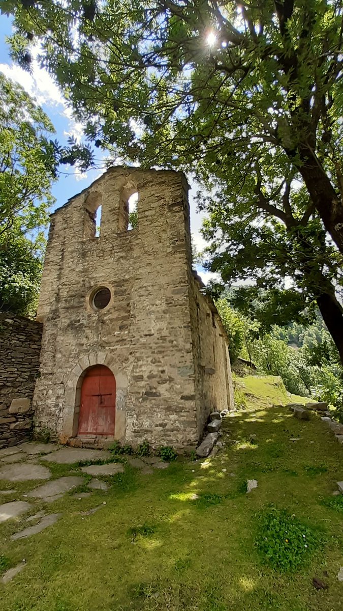 aop_org's tweet image. Santa Maria del Catllar
(o Nostra Senyora del Catllar) és una capella romànica d'una sola nau amb absis i volta de canó situada al municipi de Vilallonga de Ter (Ripollès), en un turó on hi hagué abans el castell del Catllar o «Castellario», del qual no se'n conserven restes, i…