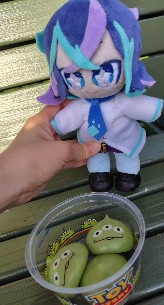 Aminyan2020's tweet image. パレード待ちながらグリーンまん食べます