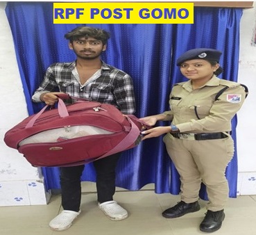 rpfecrdhn's tweet photo. #OperationAmanat 
दि-21/07/25 को गाडी सं 13308 डाउन से कोच संख्या S-3/71 में  यात्री के छुटे बैग ,अनुमानित कीमत 3000/- RS को रेसुब/गोमो द्वारा बरामद कर दि-27.07.25 को यात्री के उपस्थित होने पर सही सलामत सुपुर्द किया गया I
@RPF_INDIA @rpfecrhq1 https://t.co/3jqUx90i4p