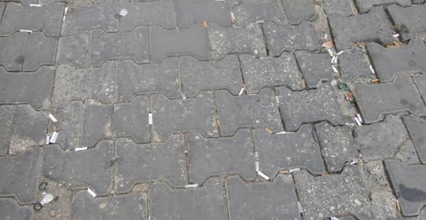 Sigara içen herkesin dikkat etmesi gereken önemli bir durum. Sigara bittikten sonra  izmaritlerinizi yere atmayın. Toplanması zor, park ve  bahçeler izmarit dolu, izmaritler çocukların dikkatini çekiyor, yerden alıp ağızlarına atıyorlar. Kimsenin çocuklara bunu yapmaya hakkı yok.