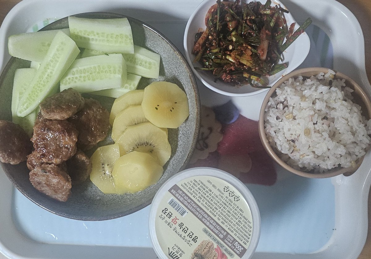 dalnimmeerkat's tweet image. 저녁: 오이,쌈장,부추김치,골드키위,떡갈비,
카무트 잡곡밥
한끼당 탄수화물은 180g
키랑 덩치가 있어서 이정도로 타협봄