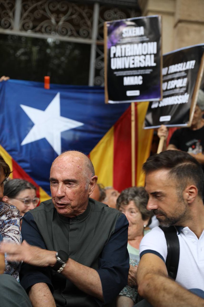 assemblea's tweet image. Si ens volen treure, que ens treguin un a un.

Seiem a les portes del MNAC.

No a l&apos;espoli de les obres de Sixena!