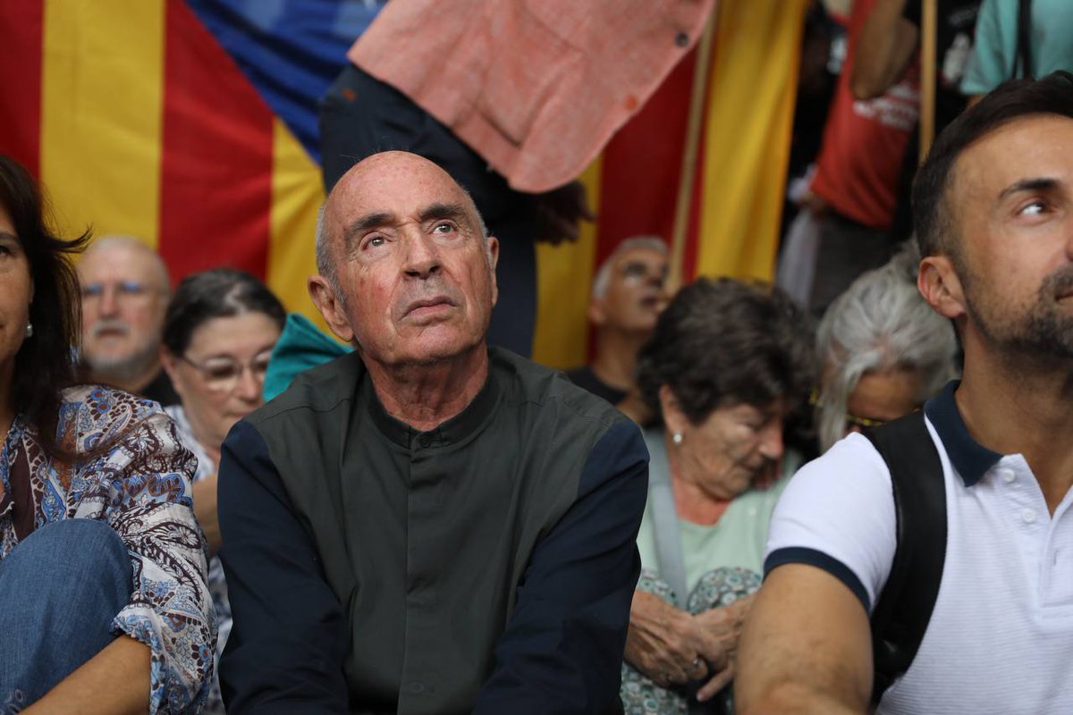 assemblea's tweet image. Si ens volen treure, que ens treguin un a un.

Seiem a les portes del MNAC.

No a l&apos;espoli de les obres de Sixena!