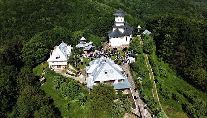 BasilicaNews's tweet image. Ioan David, the Shepherd of God ✍️ Cristian Curte
In the vicinity of the village of Strungari at the foot of the Sureanu Mountains, there once lived a shepherd in his hermit cell who, for the purity of his life, became a great miracle worker.
➡️ tinyurl.com/3bm628x3
