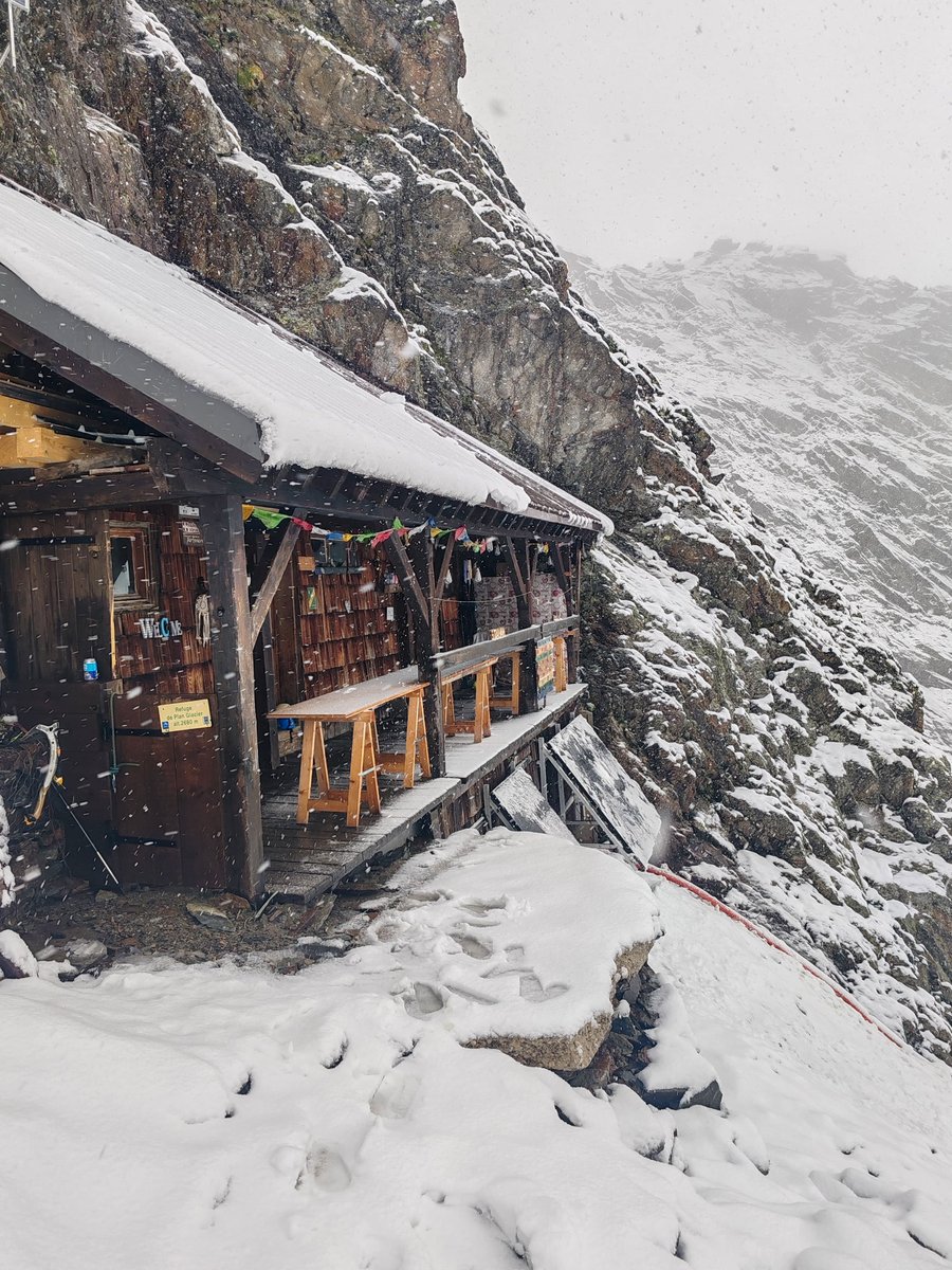 Des conditions hivernales pour finir le mois de juillet ! Vous ne rêvez pas, la neige est bel et bien de retour en altitude. 🥶

📍 Plan Glacier - 2680m