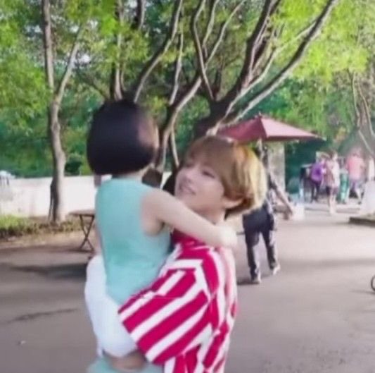 vantelom1's tweet image. taehyung and the kids