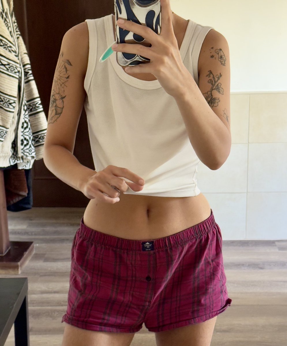 wthlilium's tweet image. no more looking like a sick victorian child. everyone say thank u arab genes and the middle eastern sun
