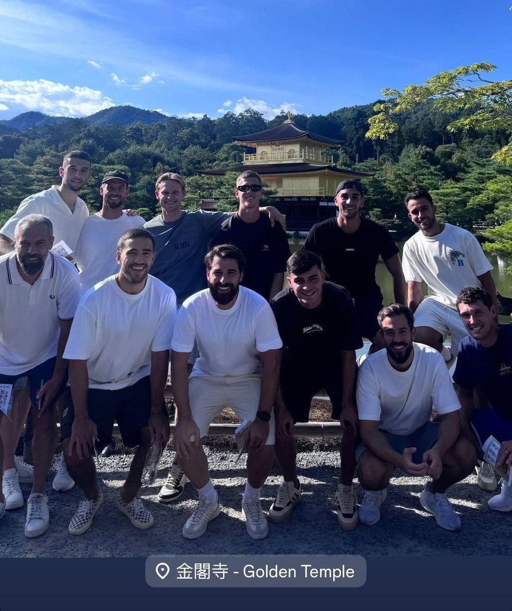 _simplyanto's tweet image. Me encanta que este club sea tan una familia entre todos que hasta incluyen a los fisios y staff en las fotos grupales 🫶🏻